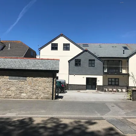 Modern With Stunning Views, Close To Amenities And St Ives Apartment *